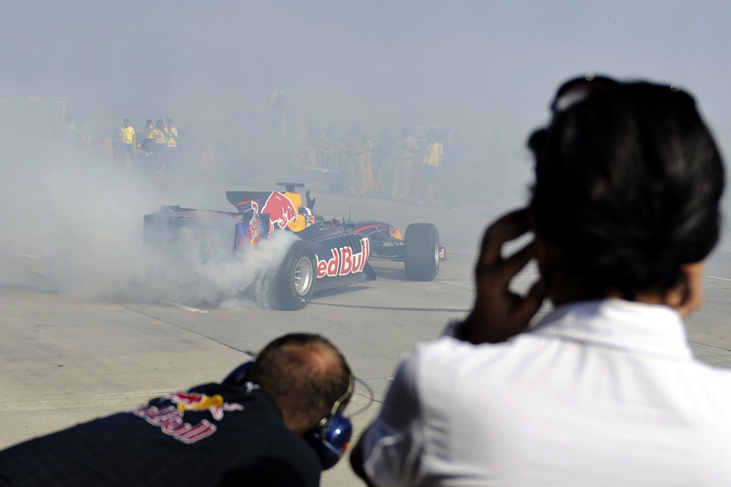 David Coulthard pigistas Mumbais peetud Red Bulli promoüritusel vormelist viimase välja. Kiiruseületamine tõi ürituse korraldajatele ka korraliku trahvi.
