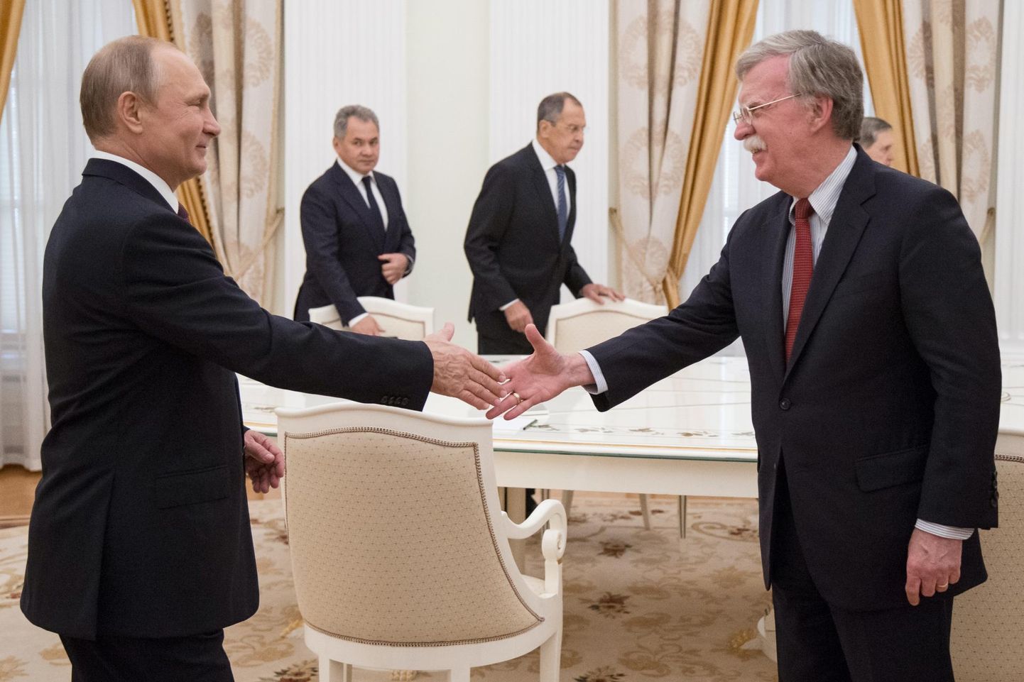 Vene president Vladimir Putin kohtumas USA presidendi riikliku julgeoleku nõuniku John Boltoniga. Taamal Vene kaitseminister Sergei Šoigu ja välisminister Sergei Lavrov.