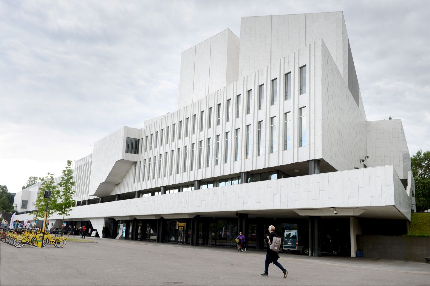 Finlandia Hall, mis toimib kohtumise ajal pressikeskusena ja mille juurde Paadisaun püsti on pandud.