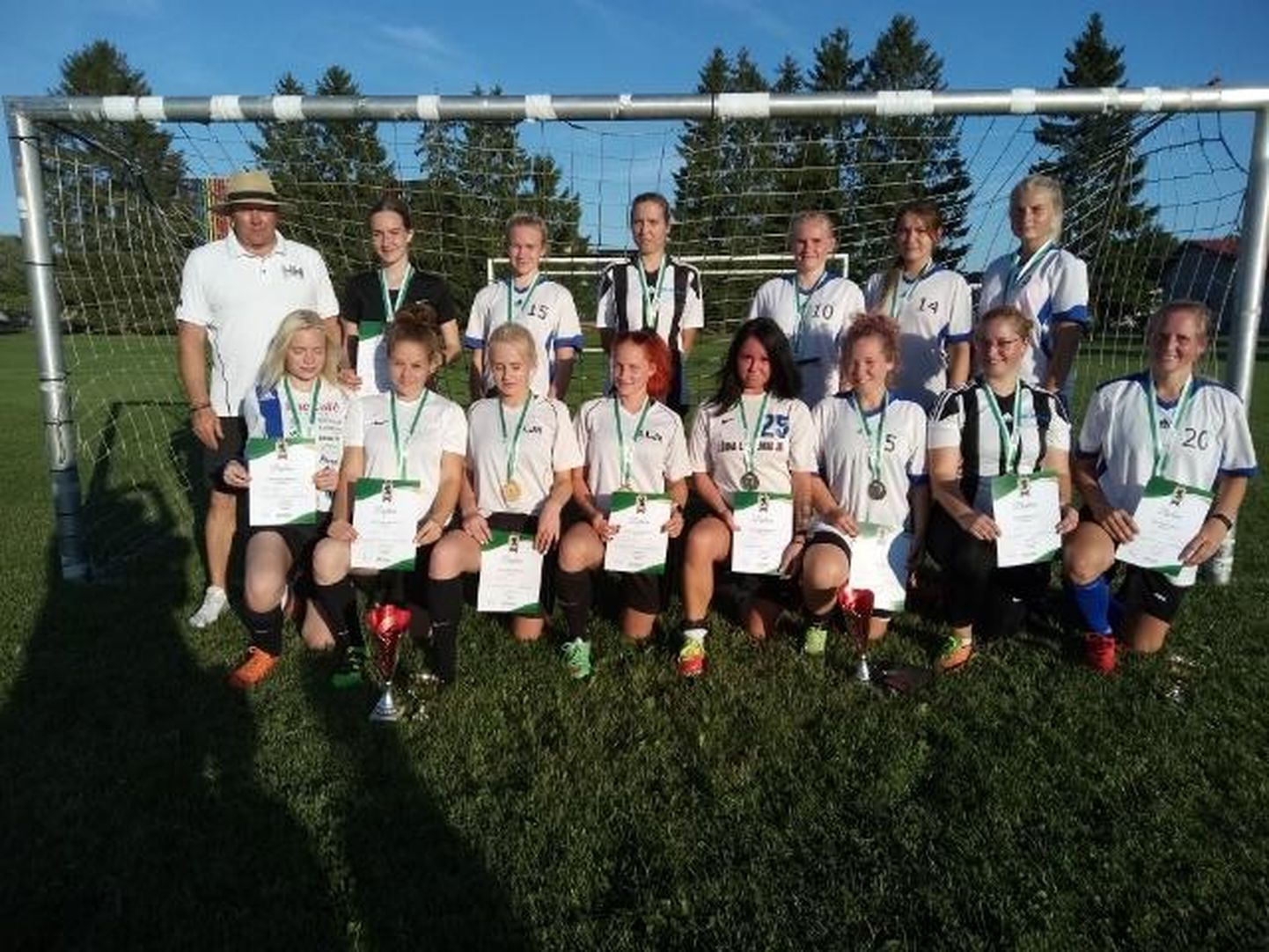Lõuna-Läänemaa naiskond võitis Pärnumaa jalgpalli meistrivõistlused.