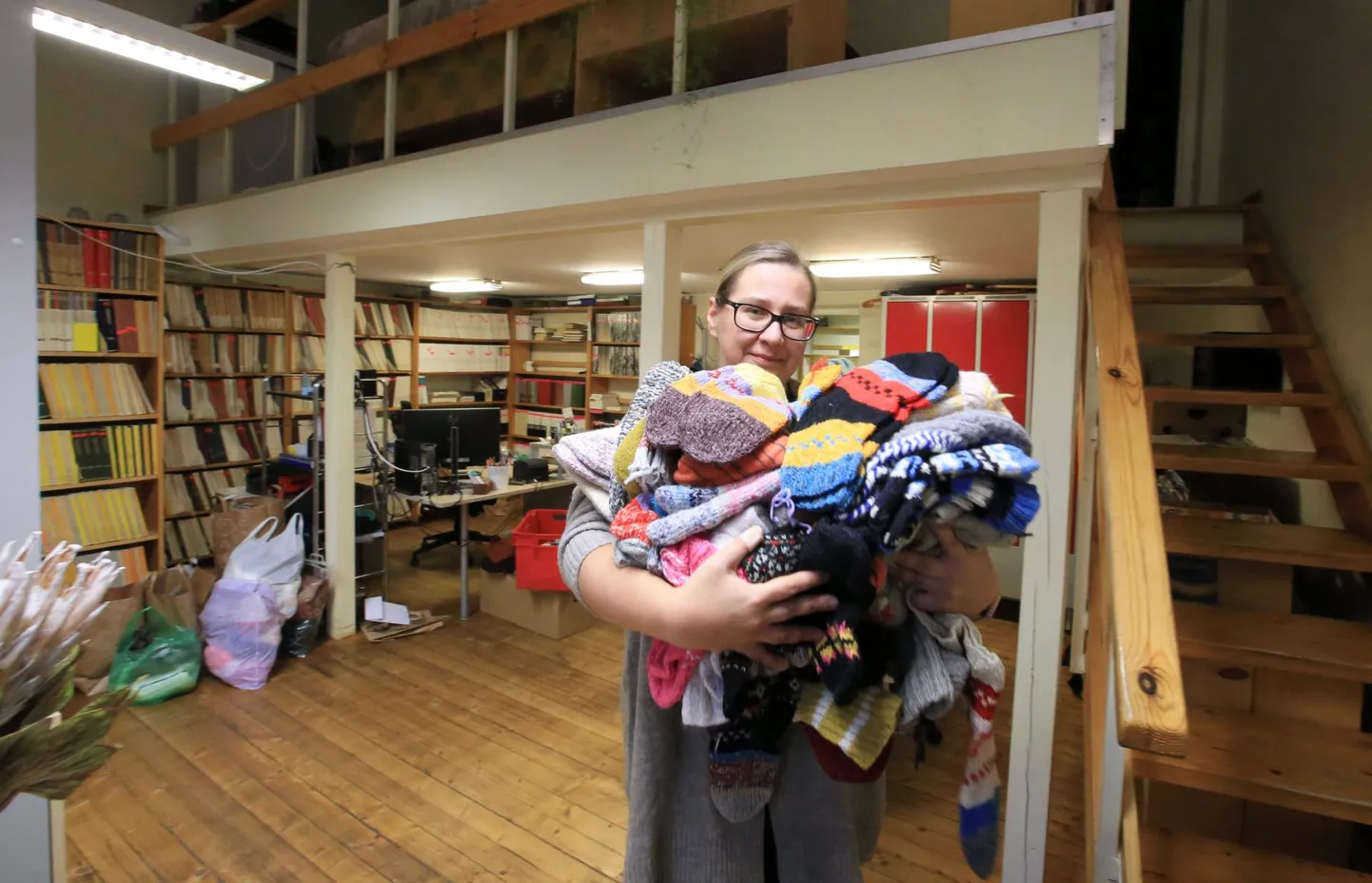 Raamatukoguhoidja Marite Lõokene näitas, kuidas mõne päevaga oli linnaraamatukokku toodud Ukrainasse saatmiseks juba nii palju sokke, et neid on raske sülle võtta. Kõik sooja südamega kingitud soojad asjad sülle ei mahugi, muist on kottides.