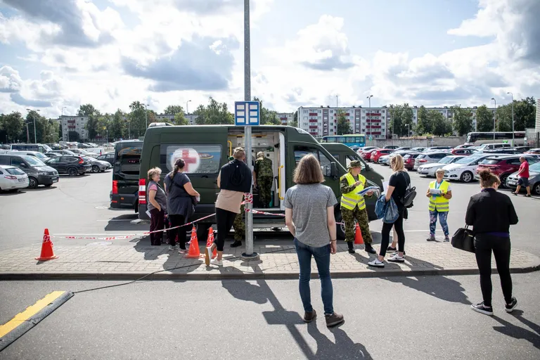 Kaitseväelased vaktsineerivad Mustika keskuse ees inimesi.