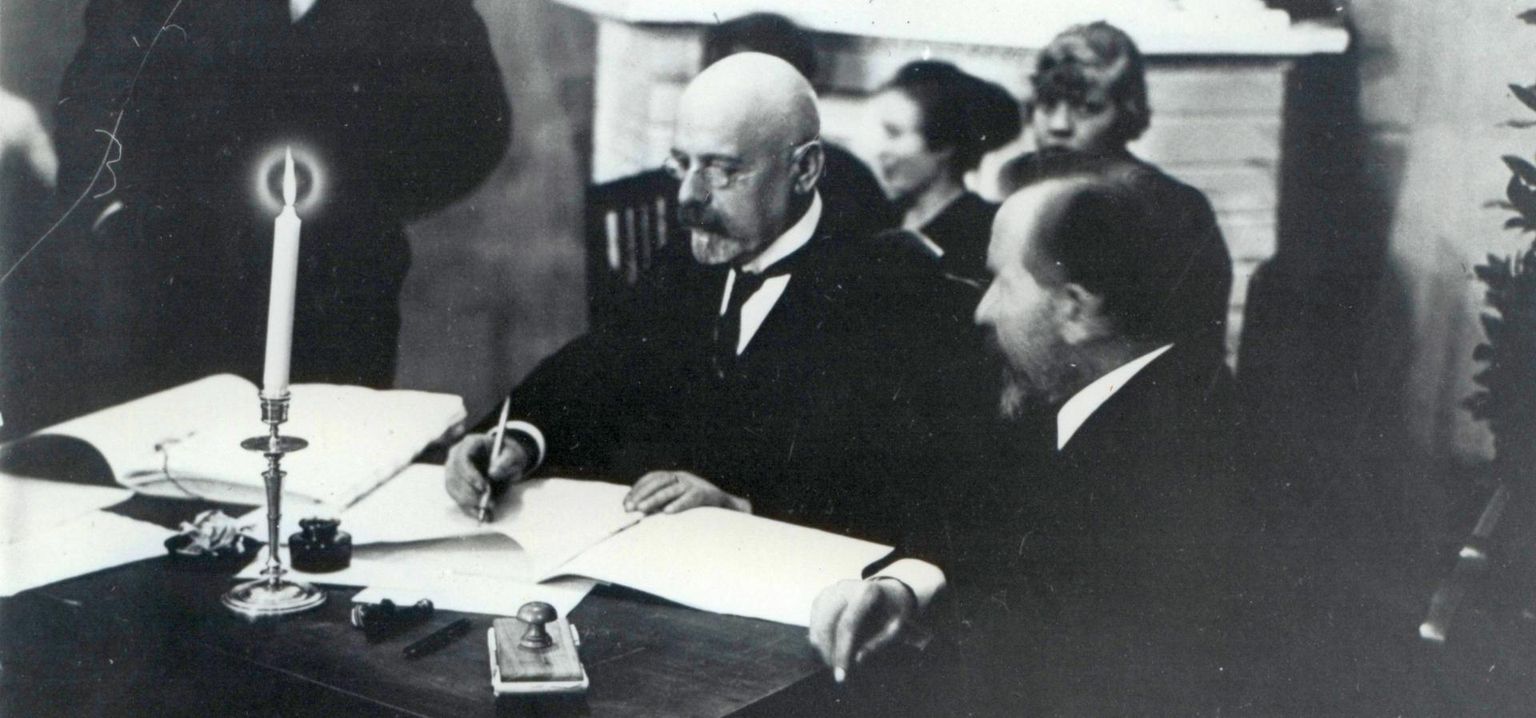 Lepingule kirjutab alla Eesti delegatsiooni juht Jaan Poska.