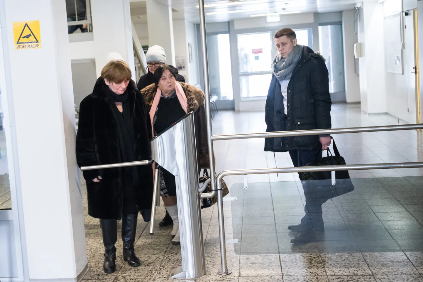 Rakvere lihatööstuse tapamaja töötajad alustasid eile streiki, paremal Eesti Ametiühingute Keskliidu organisatsioonisekretär Artjom Arhangelski