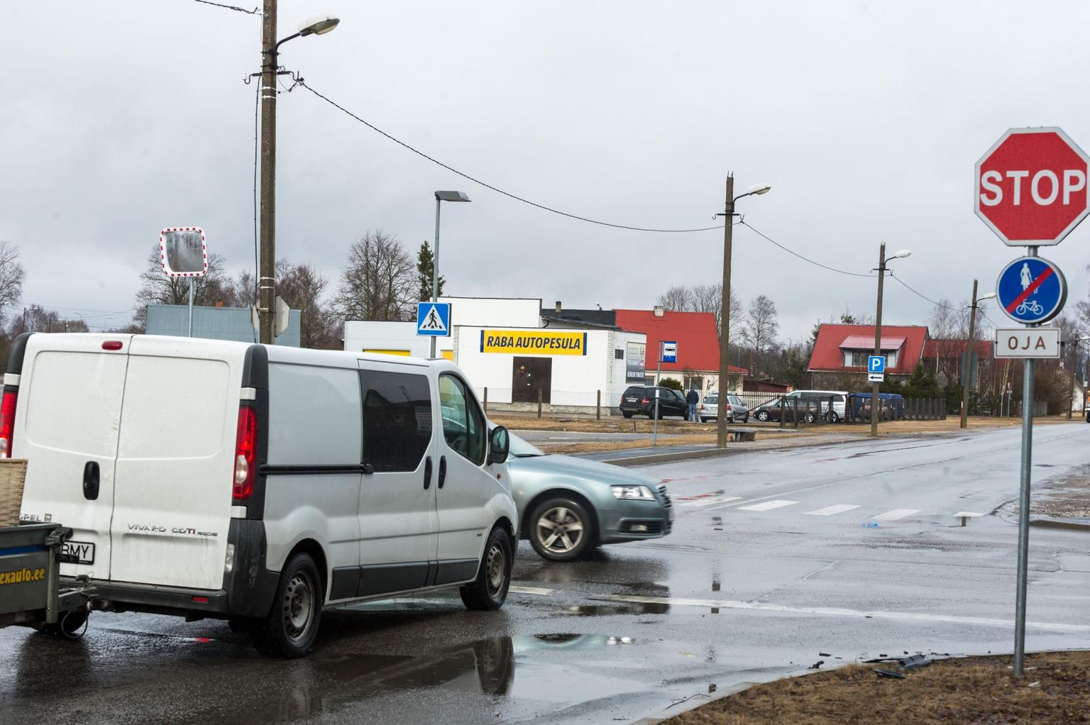 Sündmuskohalt lahkunud sõiduk peatus Pärnus Oja tänava ristmiku juures ja sõitis siis edasi. Pilt on illustratiivne.