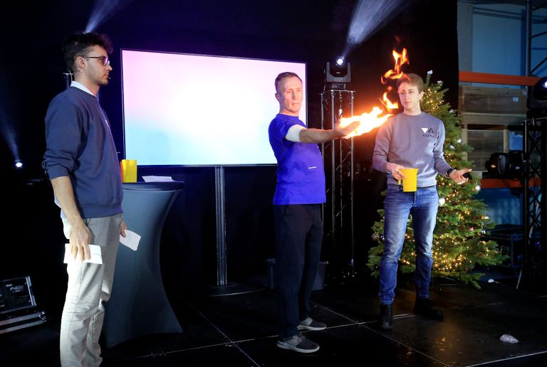 Teadusteatri Kvark esinejad Mats Mikkor (vasakul) ja Arnold Rein Tatunts (paremal) panid GScani tehase avamispeol Hannes Plinte julguse proovile ja käe põlema.