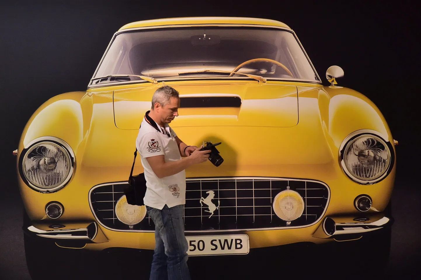 Ferrari 250 SWB poster. Sarnaselt autolt leiab Suurbritannia kõige kallima numbrimärgi.