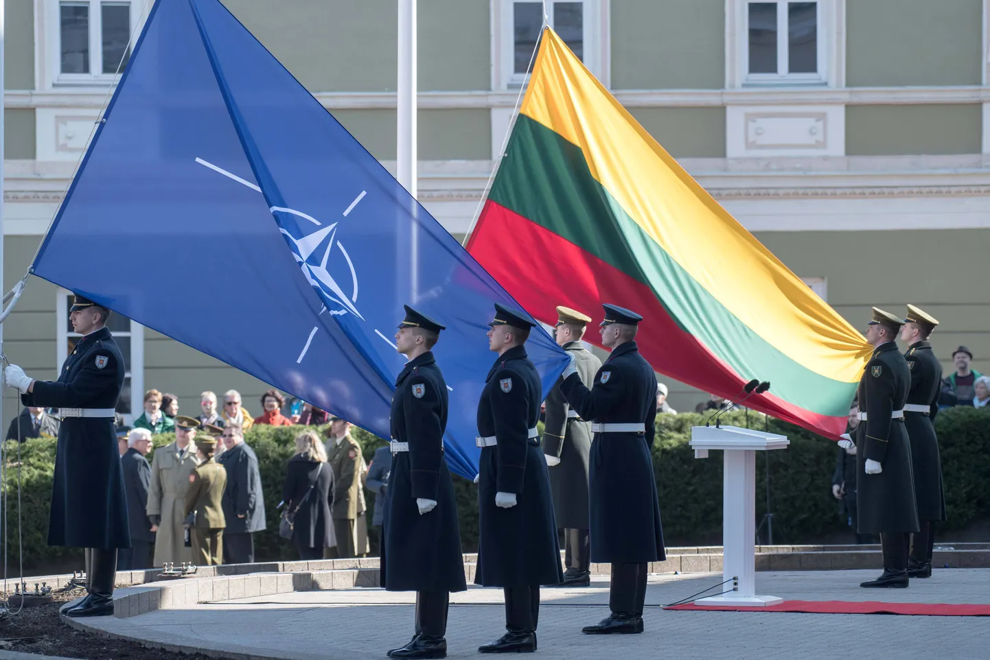 NATO ja Leedu lipu heiskamine Vilniuses. Foto on illustratiivne