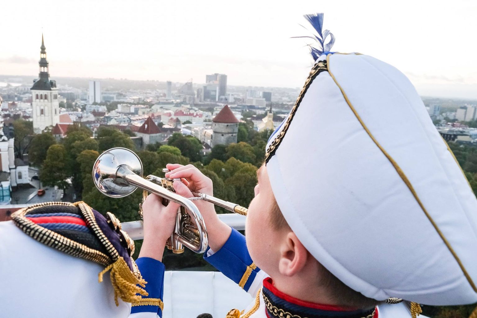 Rahvusvaheline muusikapäev algas 2018. aastal hümniheliga: Pika Hermanni tornis puhusid trompetit Tabasalu muusikakooli noored.
