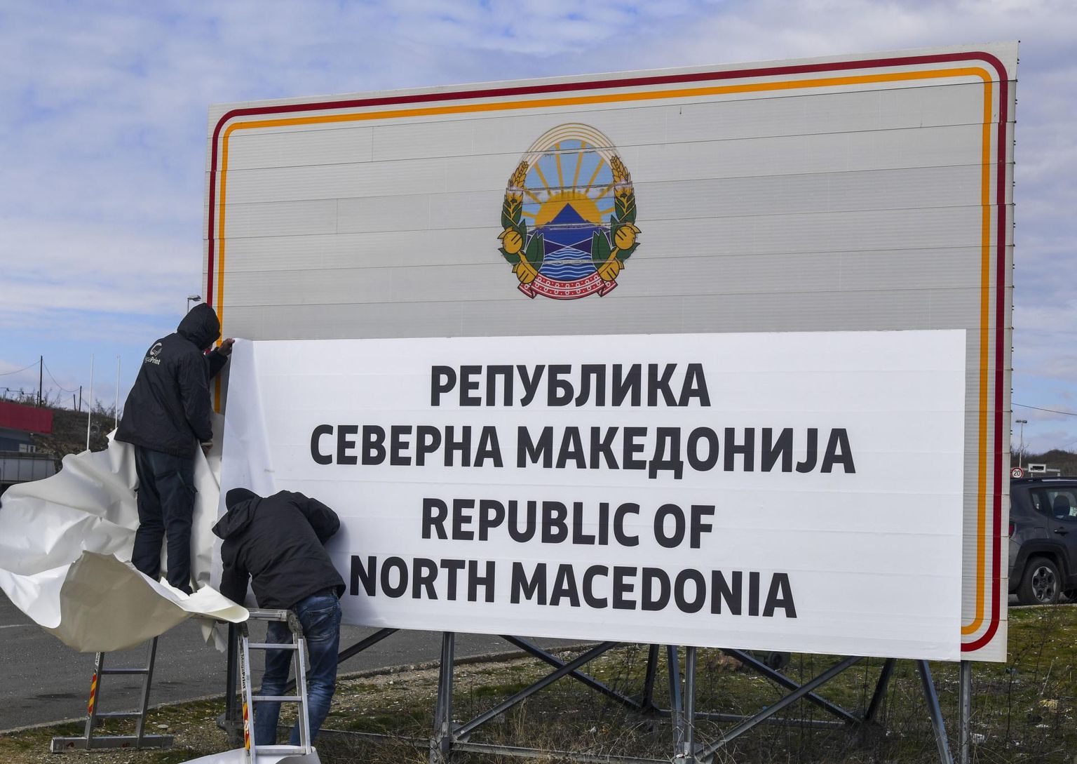 Tänavu 12. veebruaril sai lõunanaabri Kreekaga sõlmitud kokkuleppe alusel senisest Makedoonia Vabariigist Põhja-Makedoonia Vabariik. Juba järgmisel päeval vahetasid töömehed Kreeka piiril asuvas Bogoroditsa piiripunktis ära ka nime maanteesildil. 
