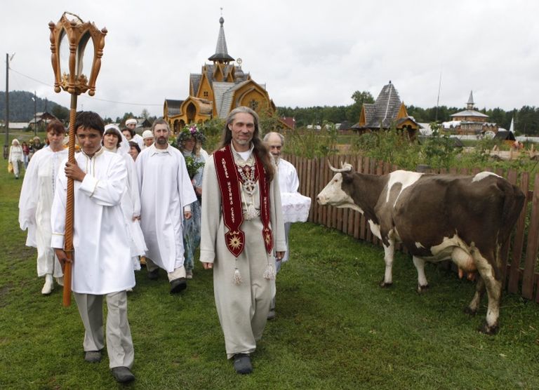 Visariona, kurš sevi pasludinājis par Kristu, vadītās sektas ražas svētki Sibīrijā