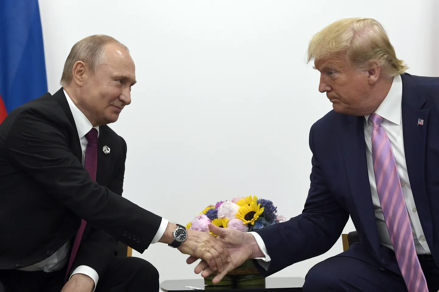 USA president Donald Trump oma esimesel ametiajal surumas kätt Venemaa autoritaarse liidri Vladimir Putiniga 2019. aastal.