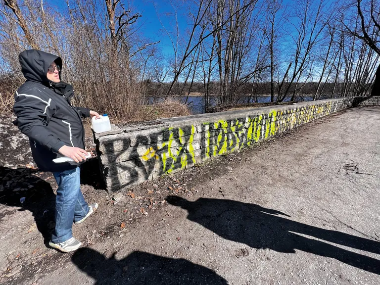 Скандальное граффити в Нарве. 14 апреля 2023 года.