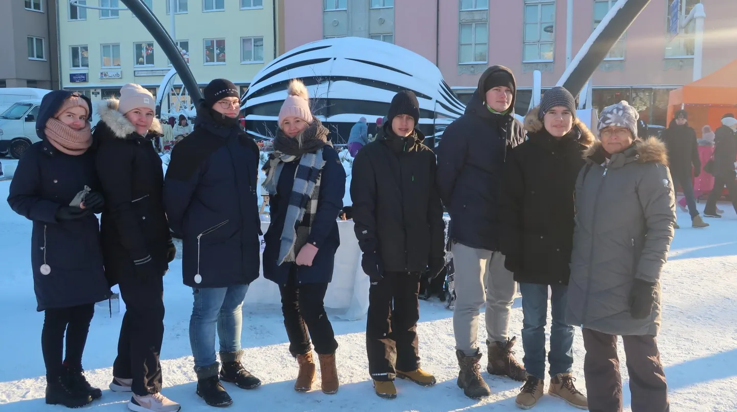 Põlva gümnaasiumi nelja õpilasfirma esindajad ja nende juhendaja Kaia Tamm (paremal)