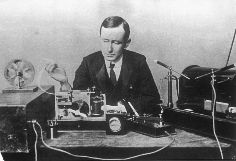 Guglielmo Marconi koos oma leiutise – raadiolainete saatja ja vastuvõtjaga.