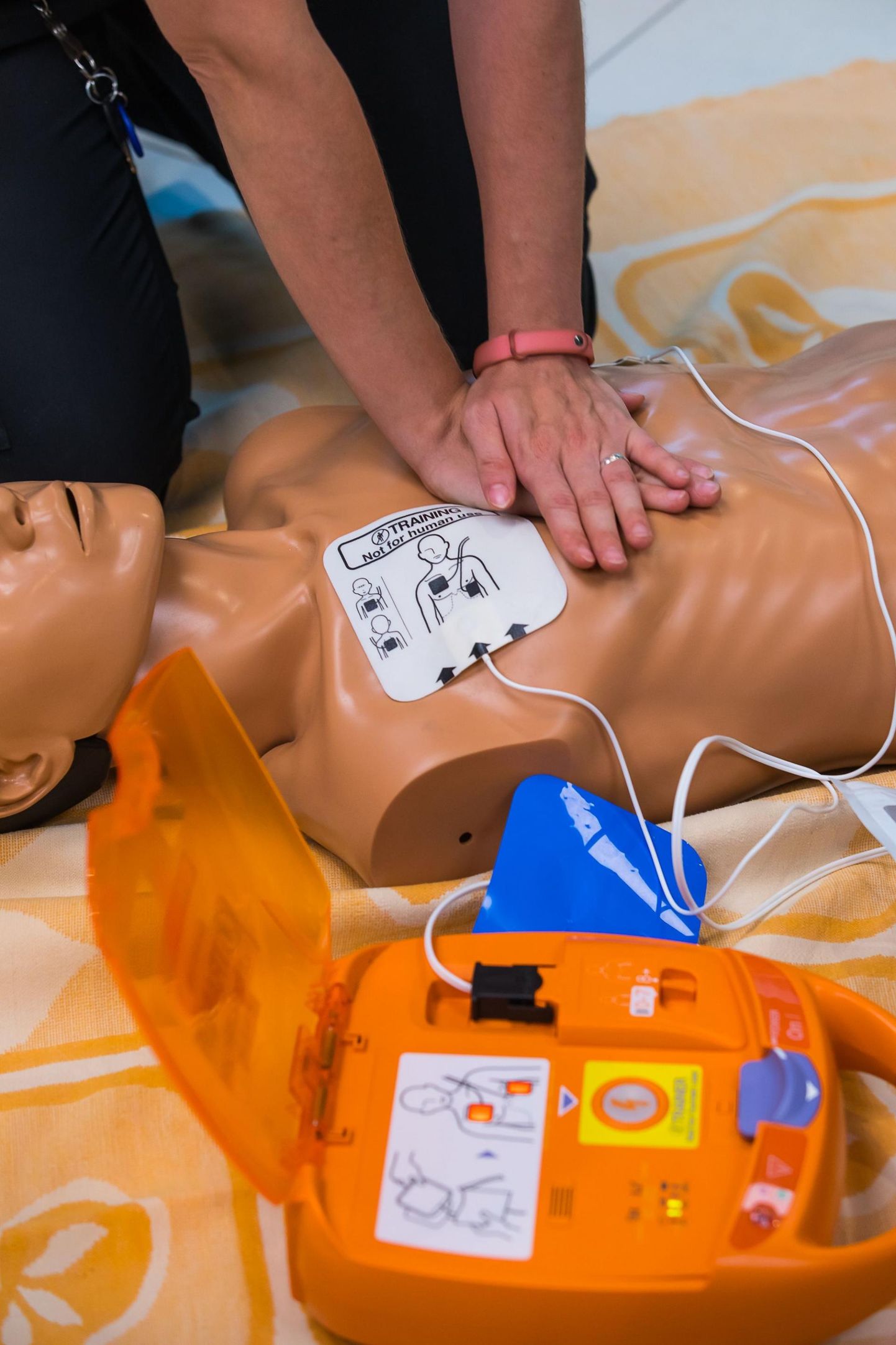 AED elustamisaparaadiga võid päästa kaaskondlase elu.