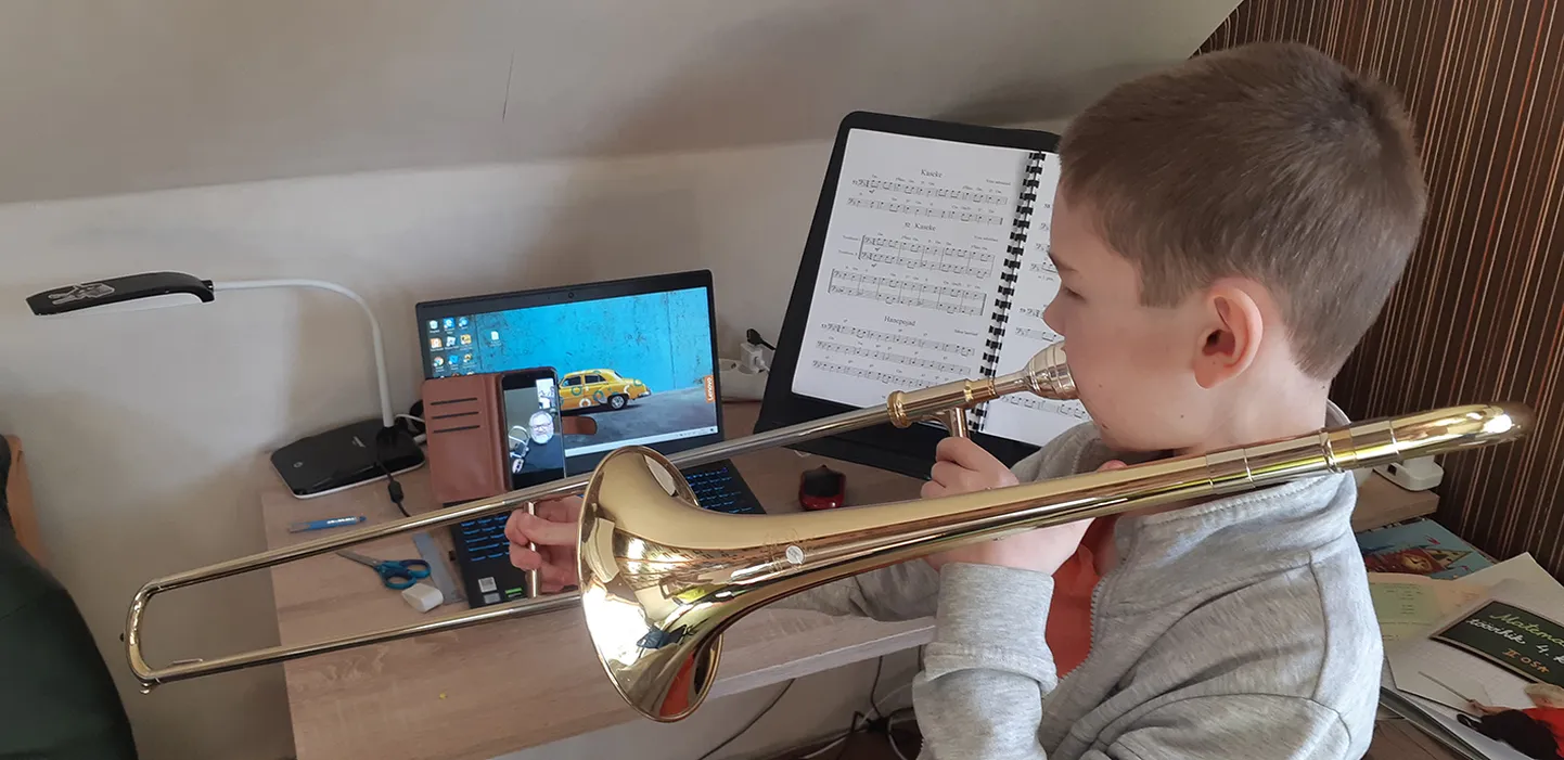 Esimese klassi õpilane Kerto Sirila õpetaja Teet Tihvani (telefonis näha) valvsa pilgu all videotunnis.