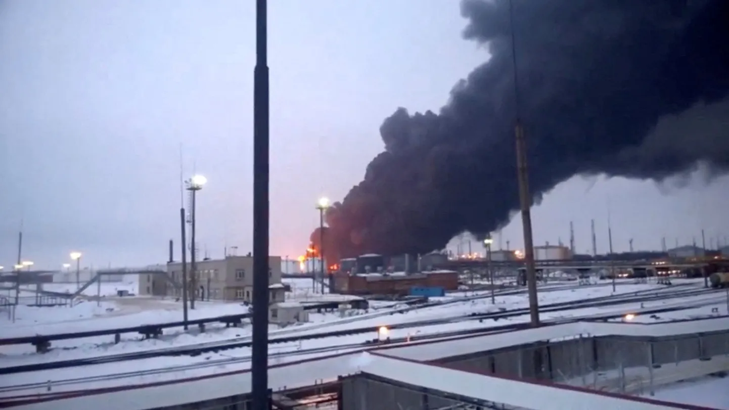 Украинский беспилотник атаковал Рязанский нефтеперерабатывающий завод. Кадр из видео.