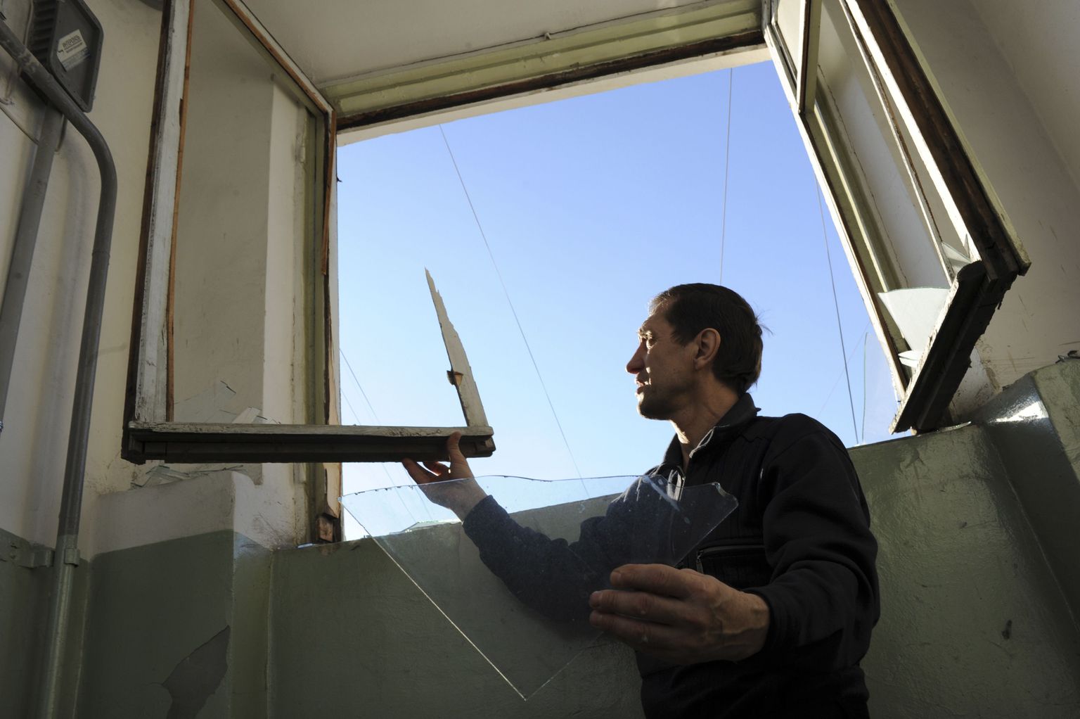 Tšeljabinski elanik parandamas lööklaines purunenud akent.
