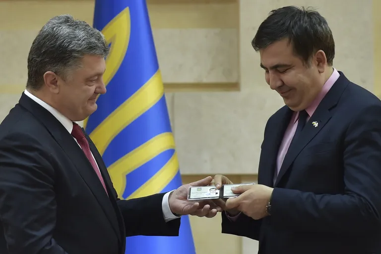 Ukraina president Petro Porošenko (vasakul) andmas Mihheil Saakašvilile 2015. aastal üle Ukraina kodakondsust.