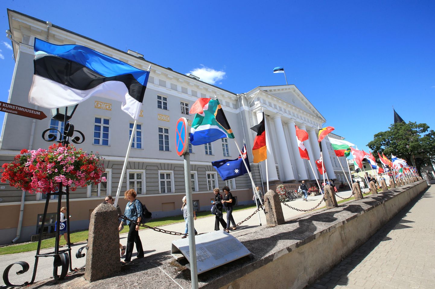 Tartu Ülikooli peahoone rahvusvahelise konverentsi päevil 2019, kui koroonat veel ei olnud