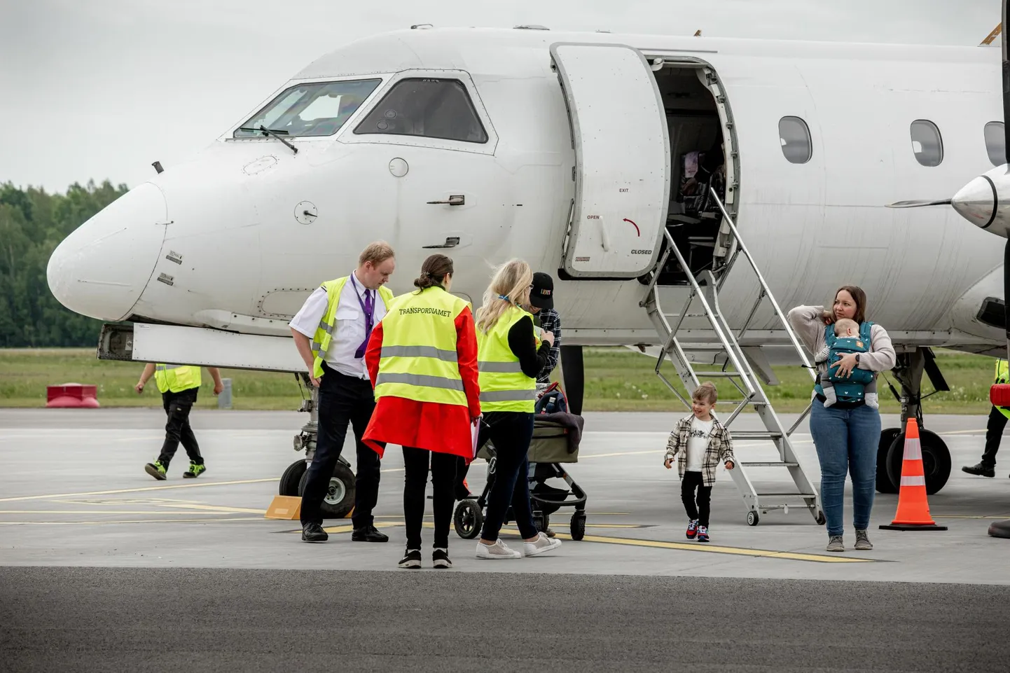 Hooaja esimene Helsingist õhku tõusnud liinilennuk maandus Pärnu lennuväljal neljapäeval.