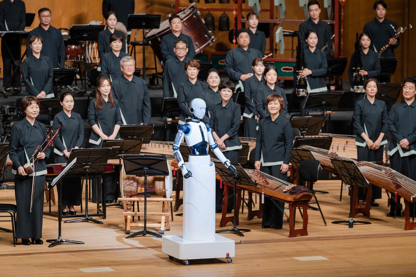 Robot-dirigent EveR 6 reedel orkestri ees