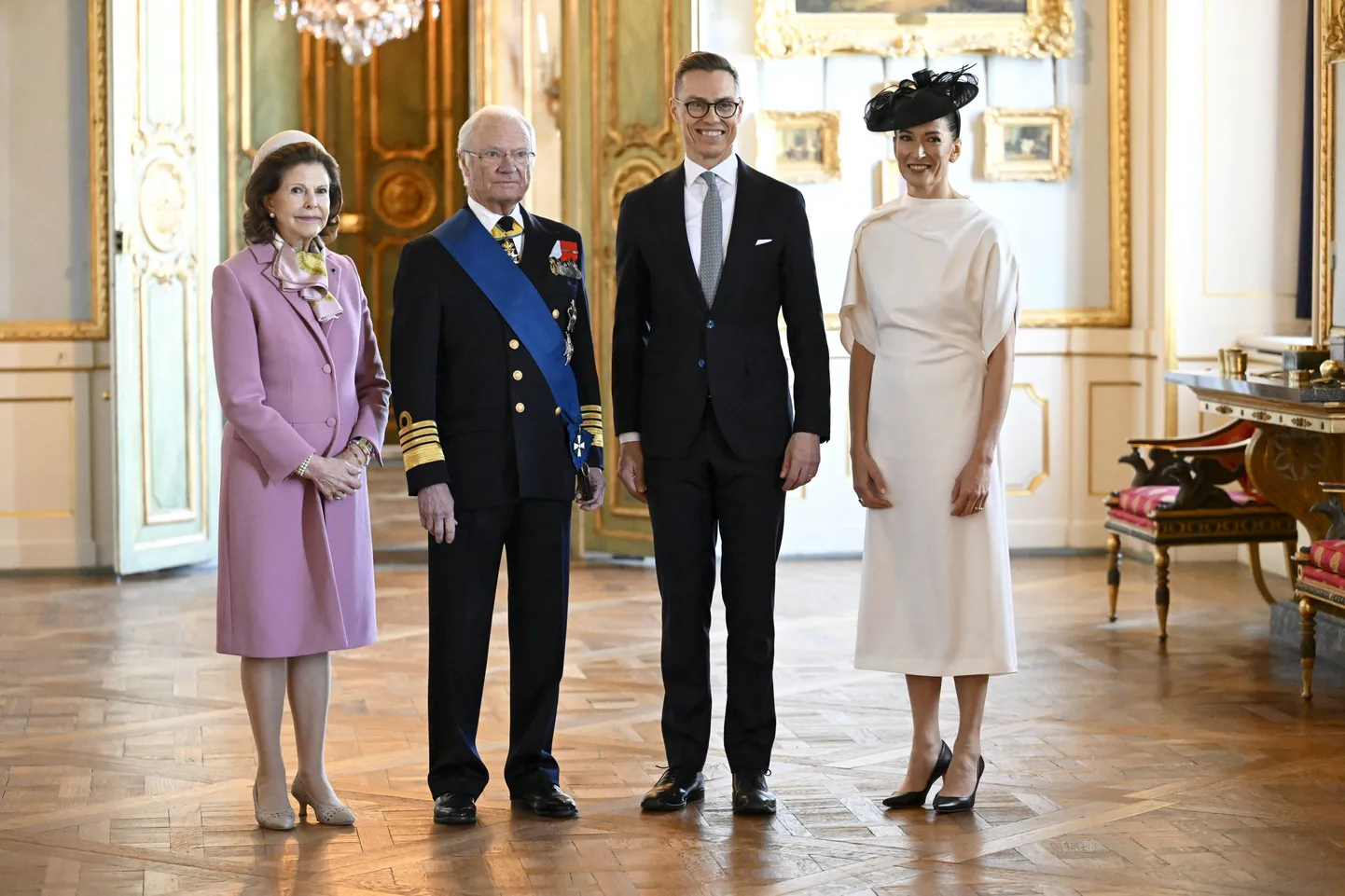 Rootsi kuninganna Silvia, kuningas Carl XVI Gustaf, Soome president Alexander Stubb ja tema abikaasa Suzanne Innes-Stubb Stockholmi kuningalossis.