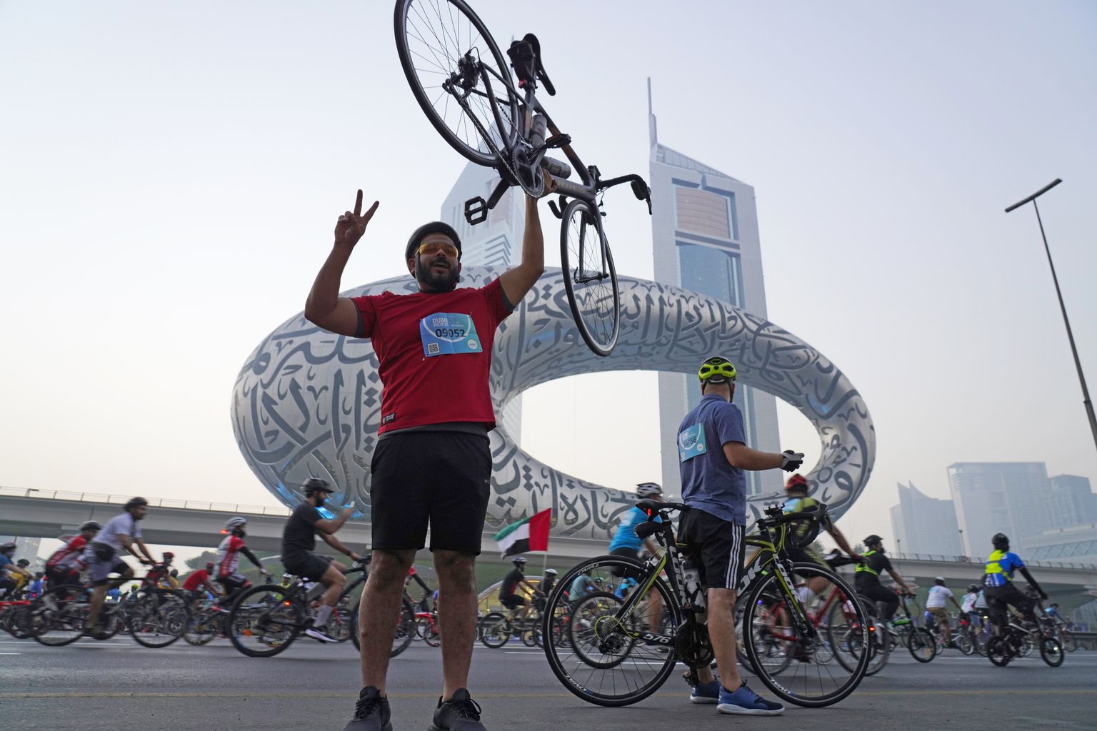 Jalgrattur poseerib üritusel Dubai Ride.
