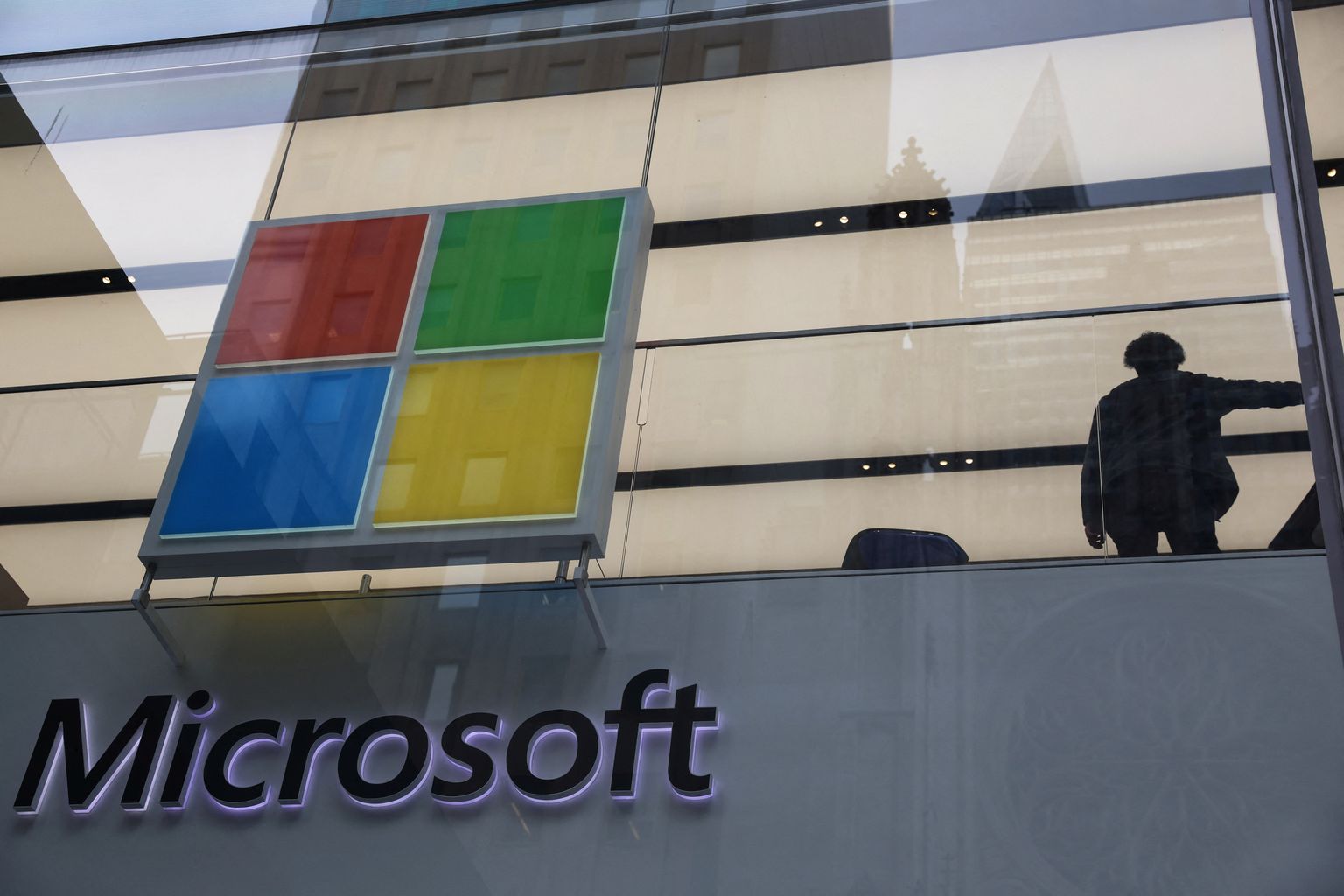 Microsoft koondab eelmisel majandusaastal tööle võetud 40 000 inimesest veerandi.