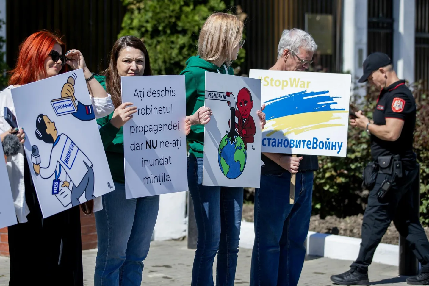 Moldova ajakirjanikud reedel rahvusvahelisel ajakirjandusvabaduse päeval Chișinăus Vene saatkonna ees avaldamas meelt Kremli propaganda vastu. Ühenduse Piirideta Reporterid (RSF) hinnangul levib n-ö Vene stiilis tsensuur üha laiemalt.