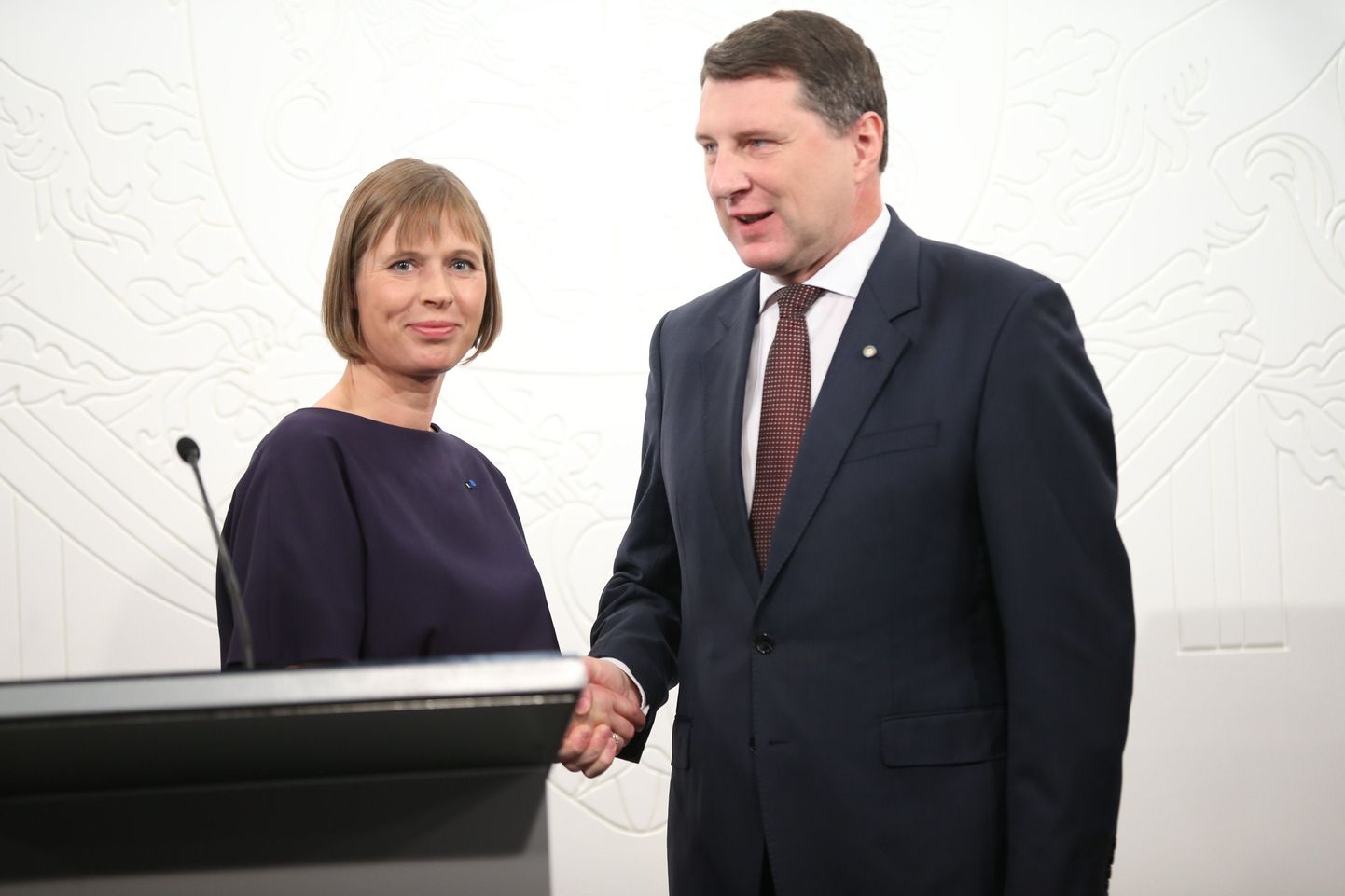 Керсти Кальюлайд и Раймонд Вейонис на совместной пресс-конференции в Латвии.