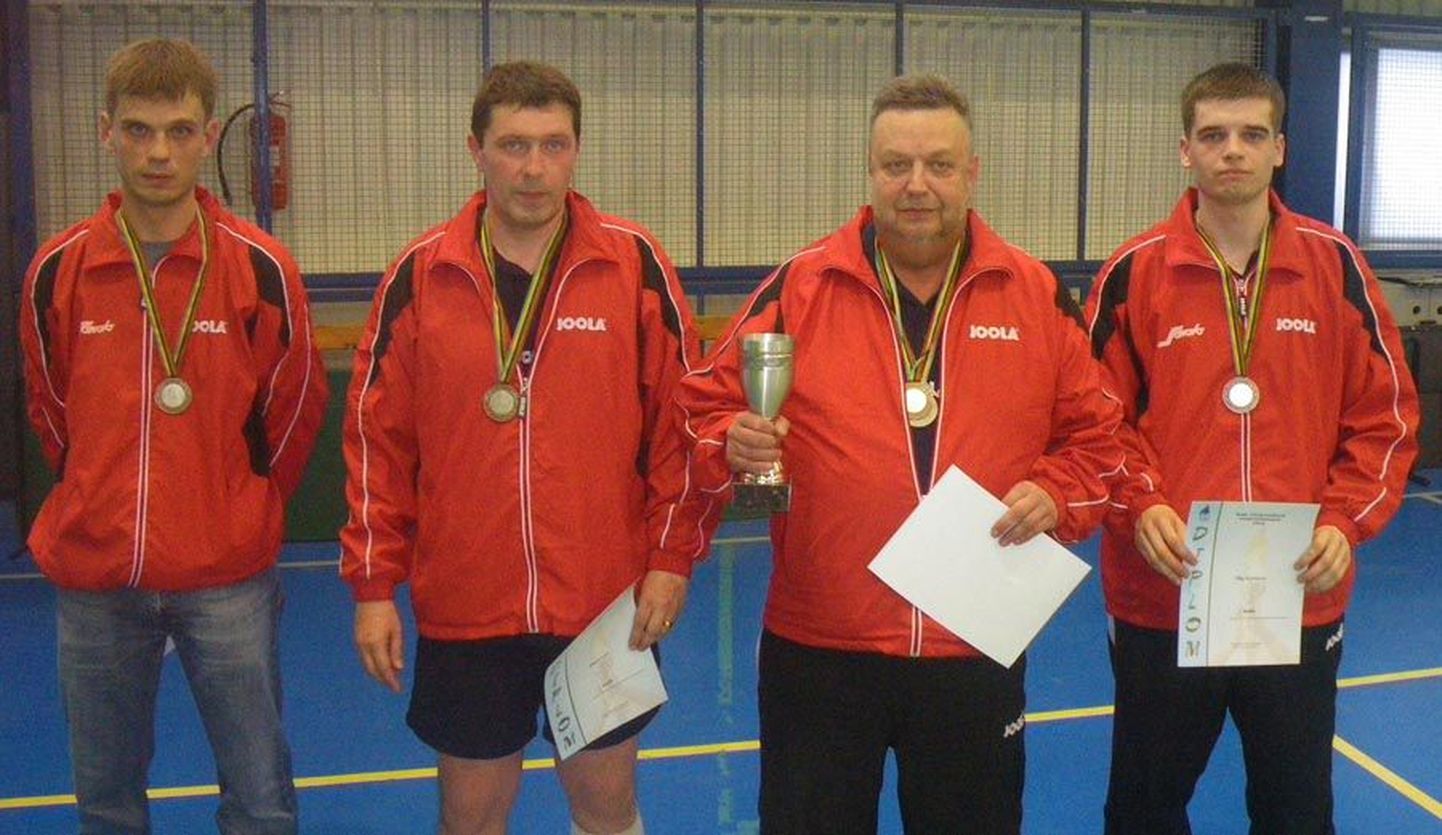 Meistrivõistlustel hõbemedali pälvinud Sakala/Kinema meeskond (vasakult): Jaanus Allikoja, Dmitri Lett, võistkonna treener ja esindaja Peeter Allikoja ning Oleg Kartuzov. Pildilt on puudu Raini Tsäko.