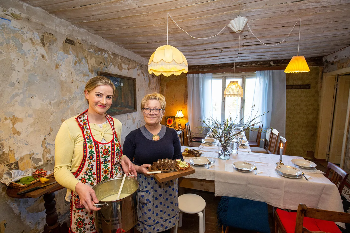 Mariliis Talvoja (vasakul) ja Reet Murel leiavad, et kui kevad juba murrab peale, võiks see ka söögilauale jõuda. Nii rändavad suppidesse oblikad ja nõgesedki, naadist rääkimata.