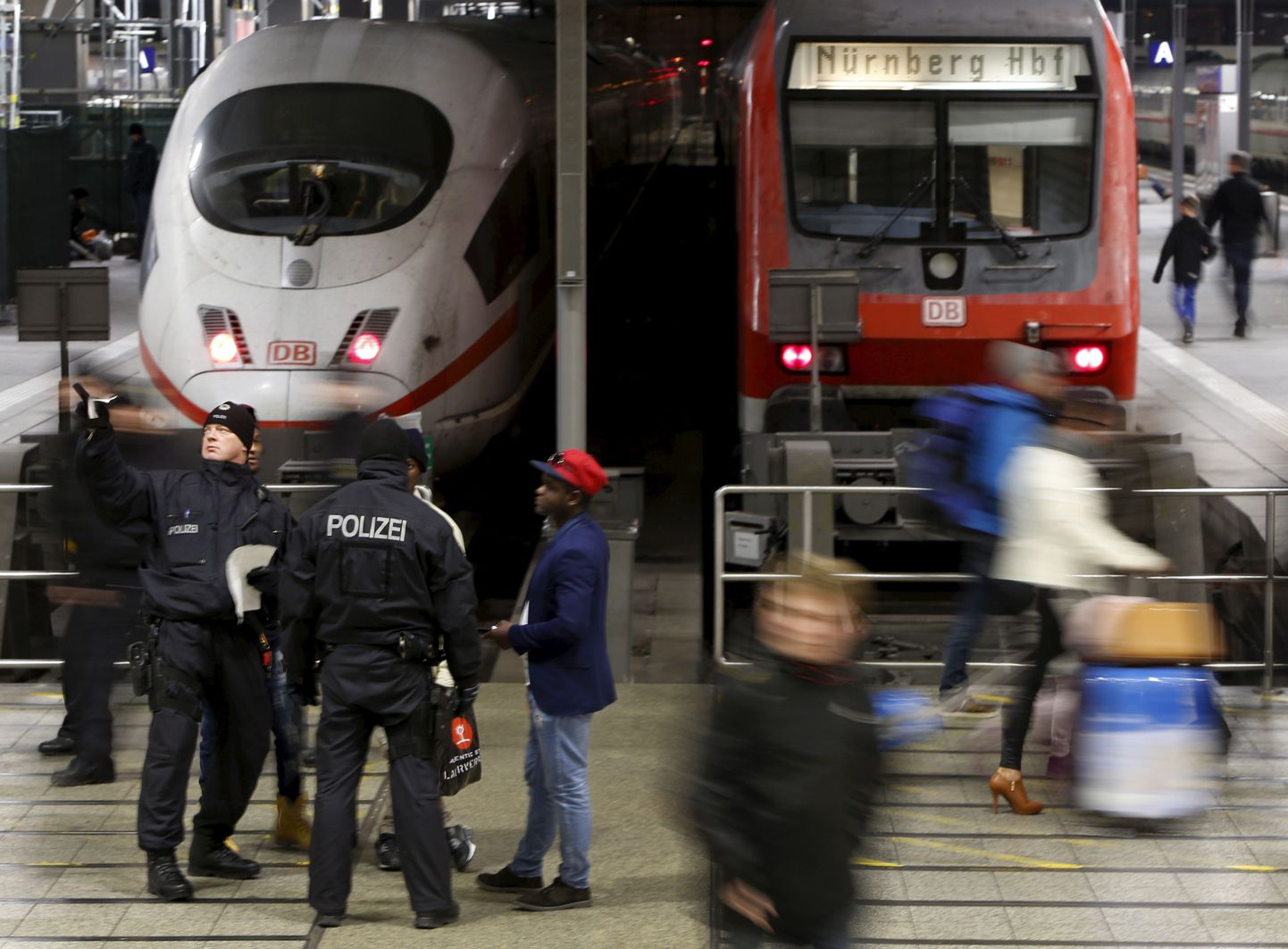 Politseinikud Müncheni pearaudteejaamas.