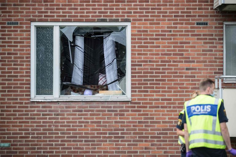 2016. aasta augustis hukkus Malmös 8-aastane poiss, kui tuppa, kus ta viibis visati käsigranaat. Politsei arvates oli ta jõugusõja ohver. Foto: BJORN LARSSON ROSVALL / AFP / Scanpix