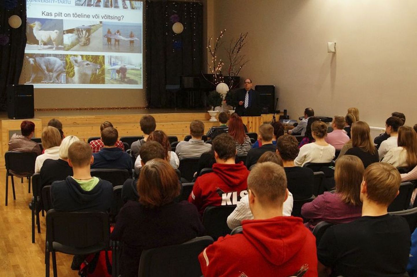 Tartu ülikooli arendusprorektor Erik Puura pakkus saalitäiele õpilastele võimalust nuputada, kas fotod, mida ta näitab, on tõelised või arvutis konstrueeritud.