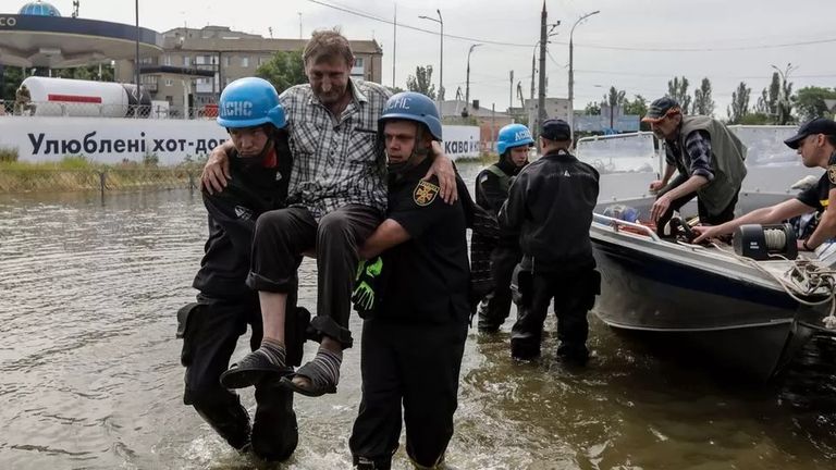 Прорыв плотины вызвал катастрофические наводнения на юге Украины