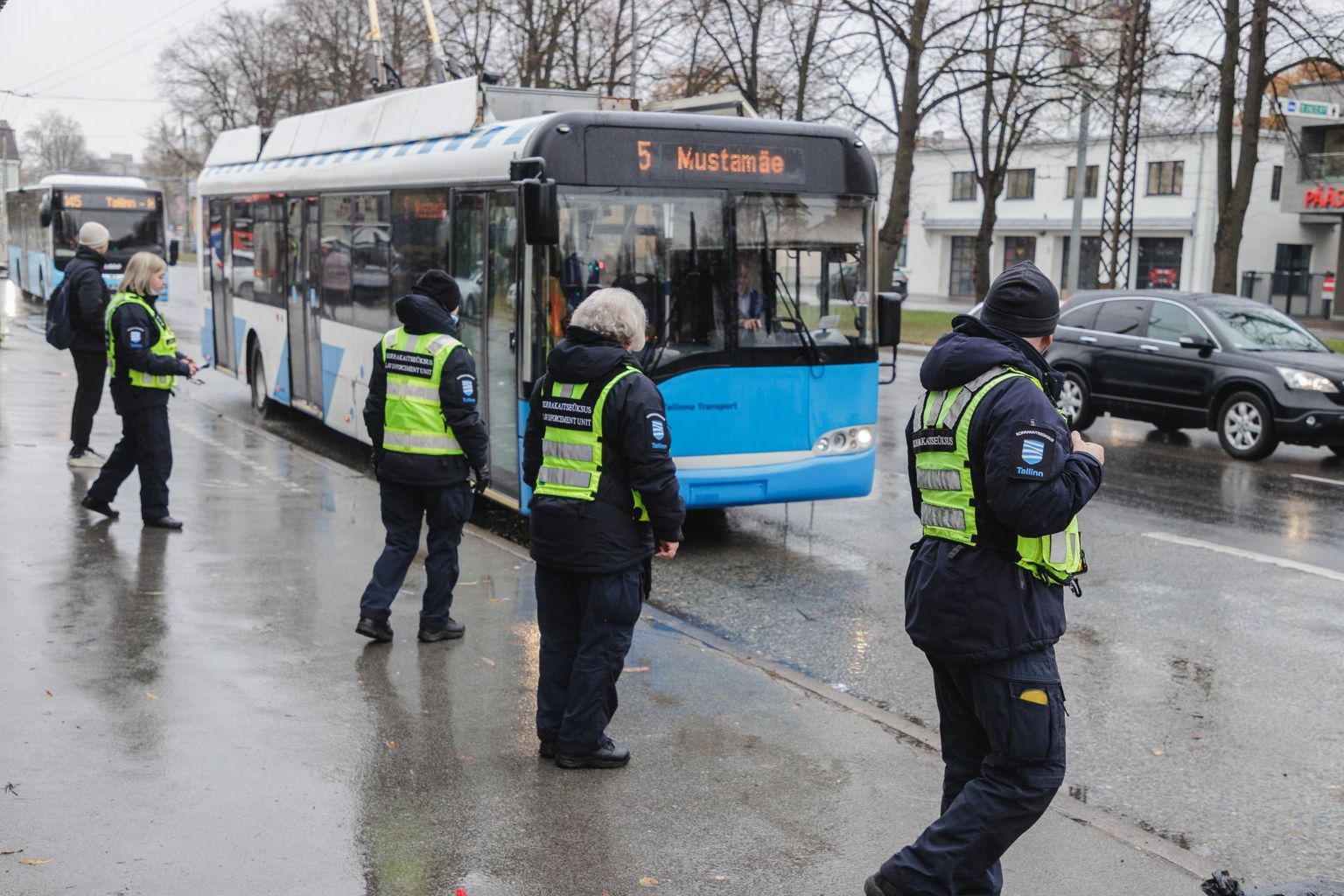 Муниципальная полиция имеет право останавливать общественный транспорт, но не частные автомобили, выезжающие на полосу общественного транспорта.