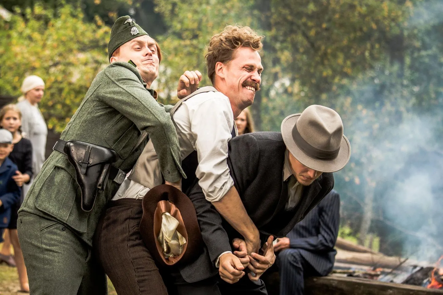 «Talve» vägivaldseim stseen, kui vasakult Fritz (Märt Koik), Oskar (Karl Robert Saaremäe) ja Arnold (Franz Malmsten) lähevad külapeol naiste pärast kisklema.