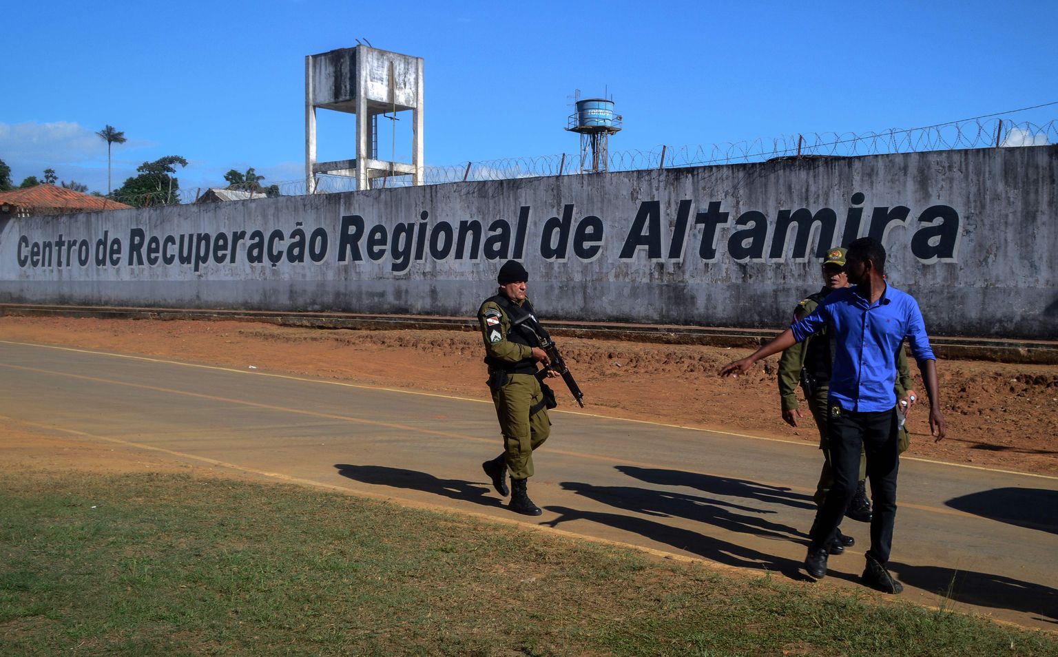Politseinik patrullib Altamira vangla ees.