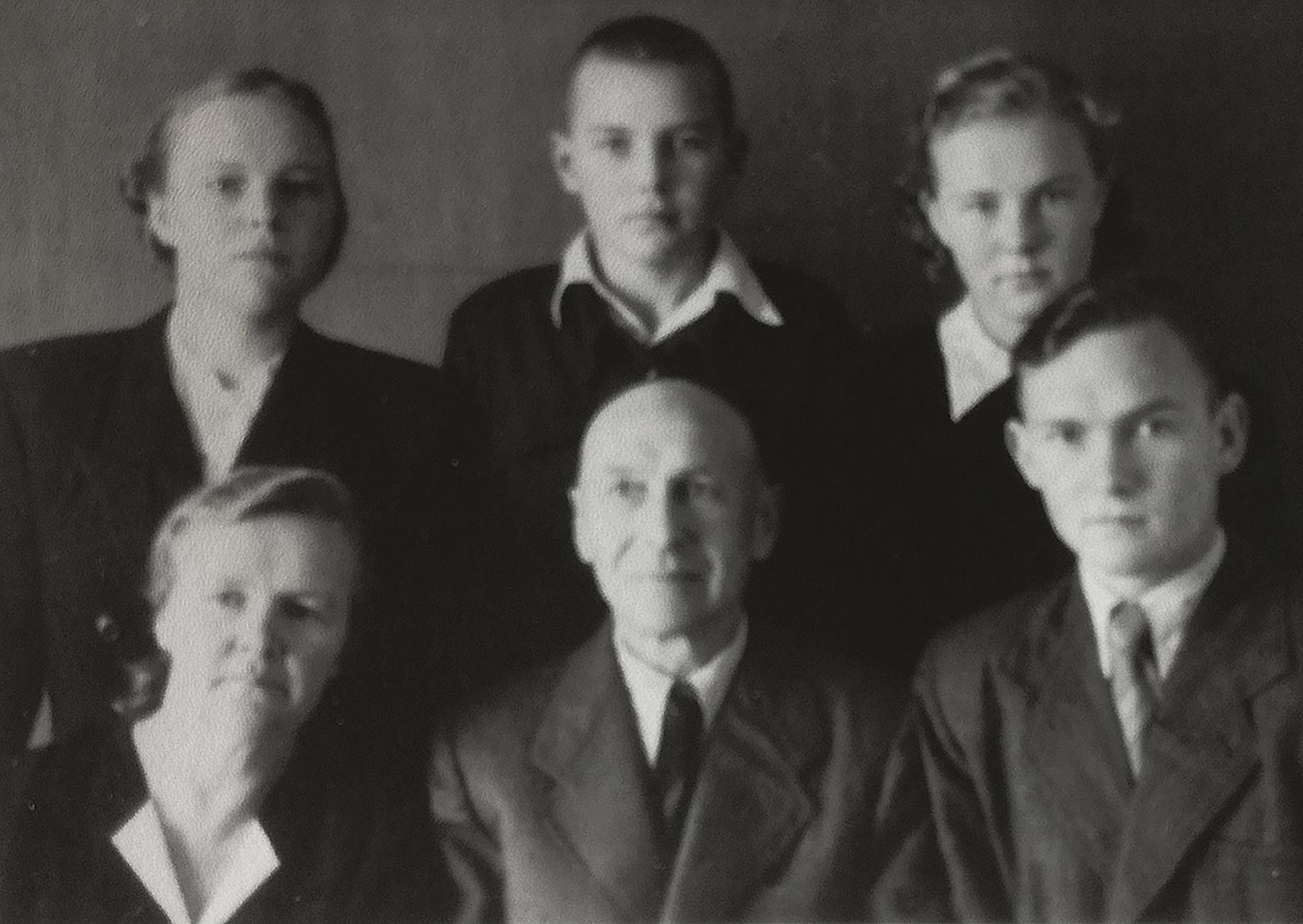 Siberis 1957. aasta novembris tehtud perepildil on esireas (vasakult) Ada, Jaan ja Tõnu ning tagareas Tiiu, Mait ja Kaie Kivilaan.