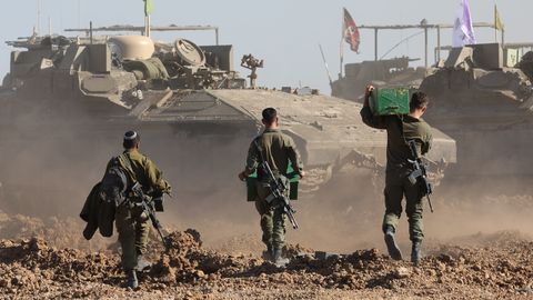 RELVAGA TINDERIS ⟩ Gaza rusudes poseerivad Iisraeli sõdurid nopivad kohtinguturul hulgaliselt neiusid