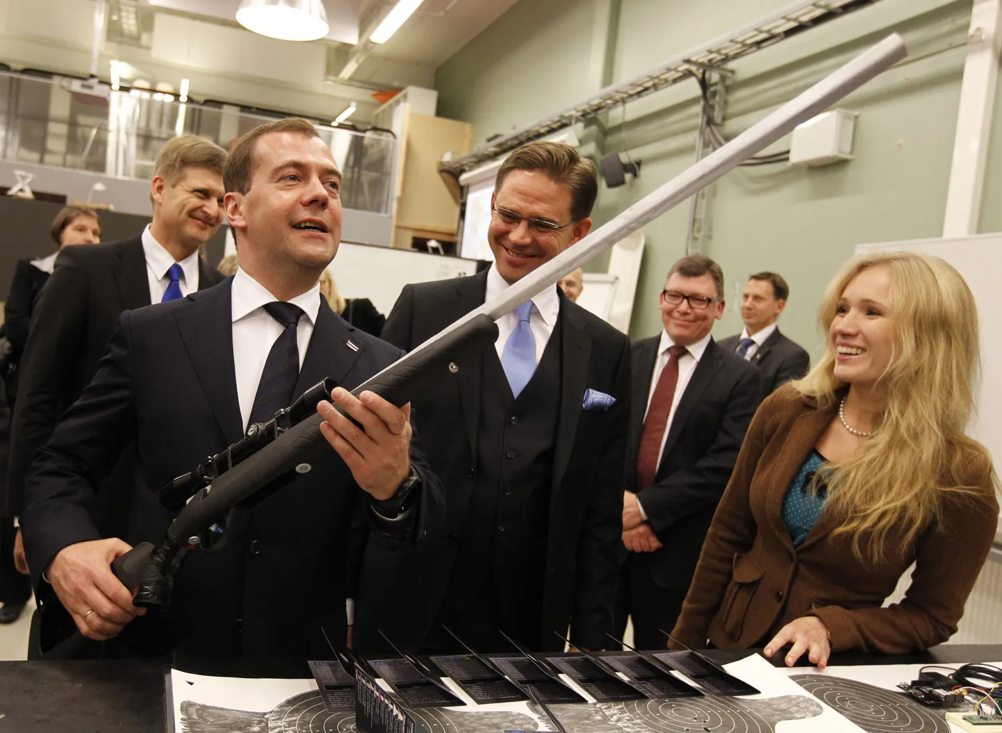 Vene peaminister Dmitri Medvedev (ees vasakul) eile Alto ülikoolis. Tema vasakul käel seisab Soome valitsusjuht Jyrki Katainen.
