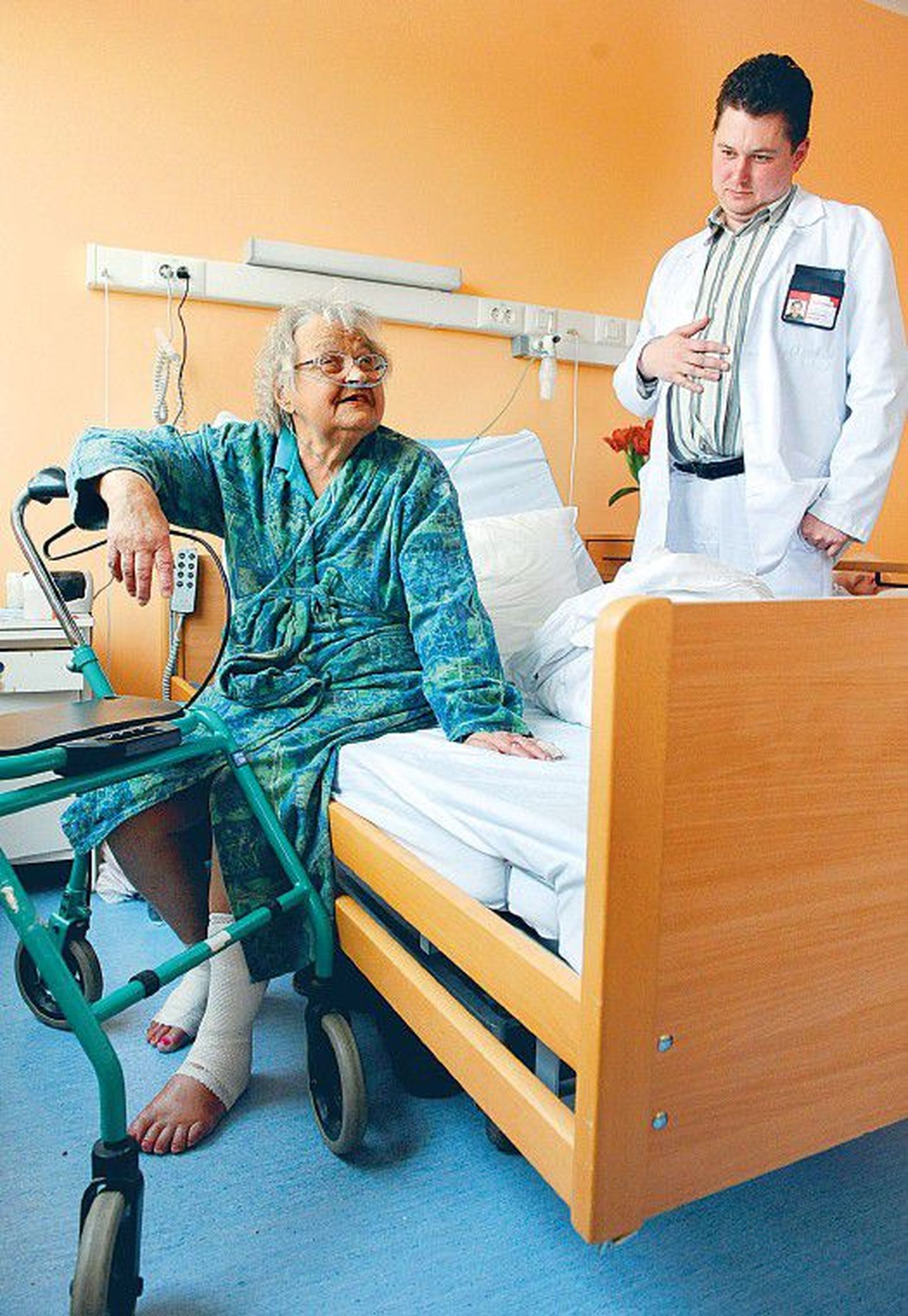 Руководитель Кейлаской больницы Aндрес Пери оценивает состояние здоровья 76-летней Лейды Труве, которой пришлось ждать места в больнице по уходу два с половиной месяца.