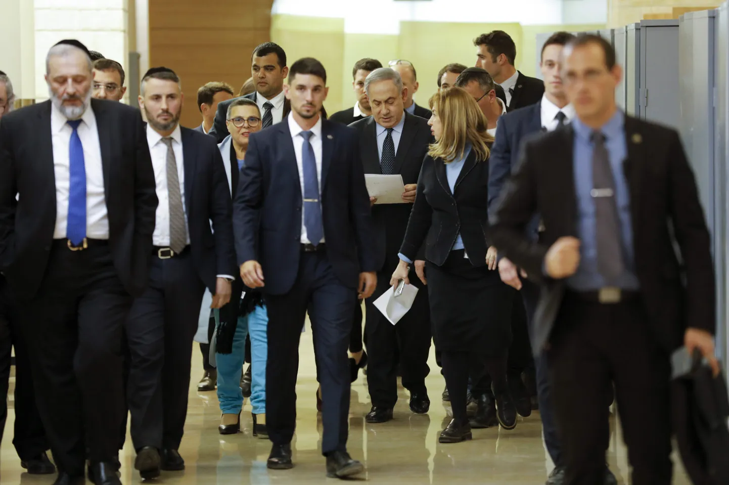 Iisraeli peaminister Benjamin Netanyahu loeb tagaplaanil dokumenti.