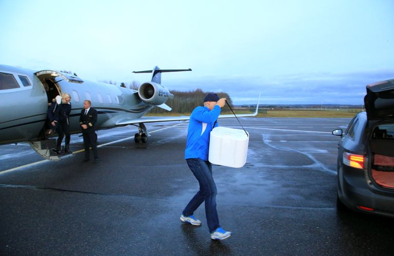 13. novembril maandus Tartus lennuk, kust toimetati kallis konteiner maandumisraja kõrval ootavasse autosse. Konteineris oli Rootsi doonorilt eemaldatud maks, mida vajas Eesti patsient.