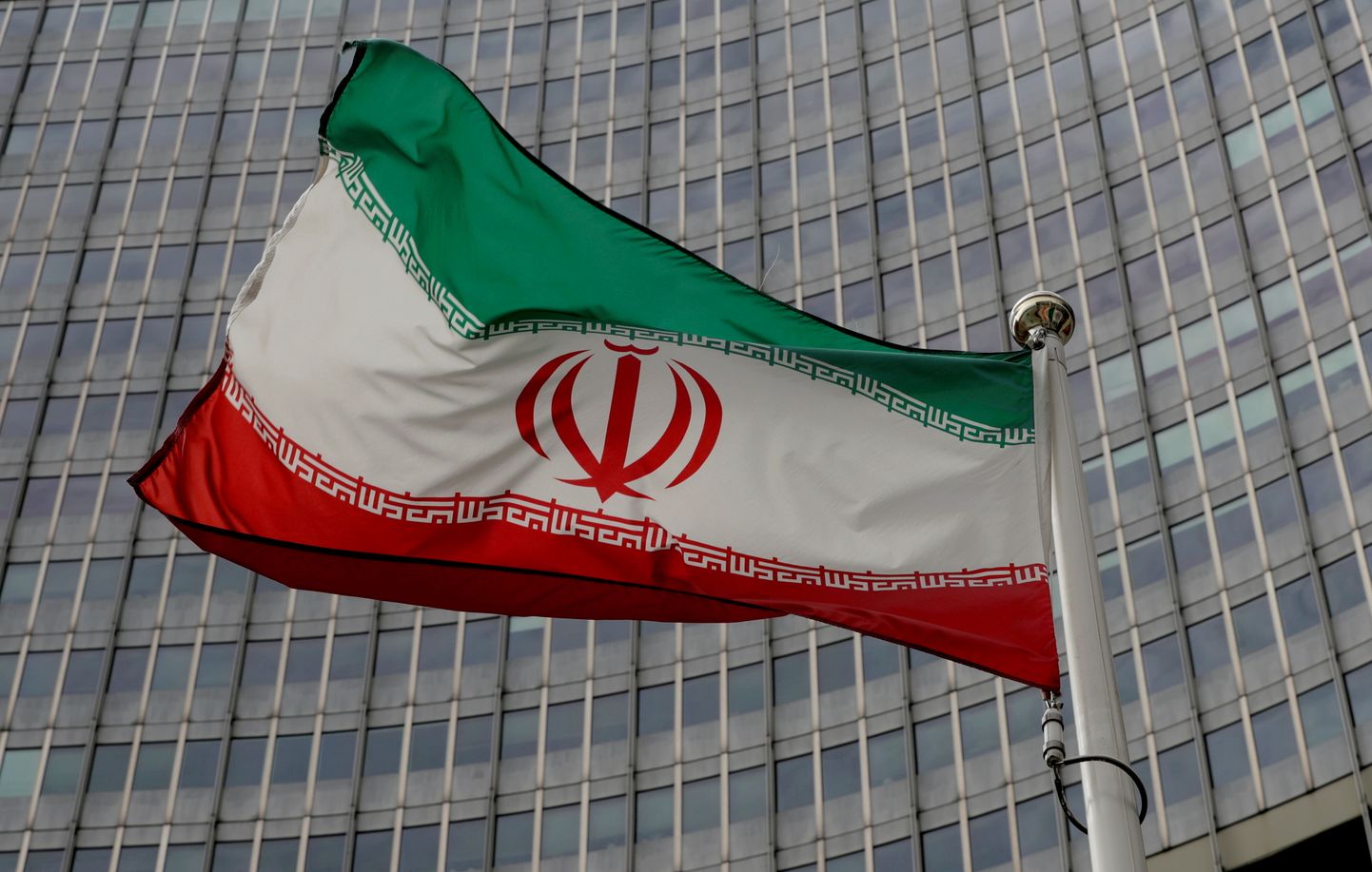 Iraani lipp Rahvusvahelise Aatomienergiaagentuuri (IAEA) ees Viinis.