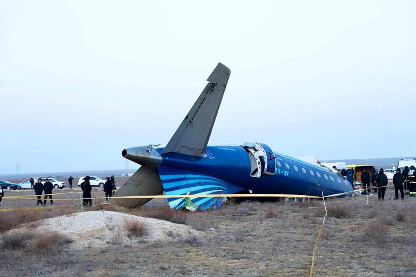 Самолет Azerbaijan Airlines под городом Актау