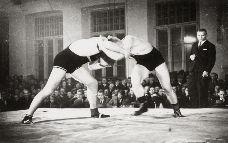 Rahvusvahelistel maadlusvõistlustel Tallinnas on vastamisi läinud Kristjan Palusalu ja sakslane Kurt Hornfischer (1936).
